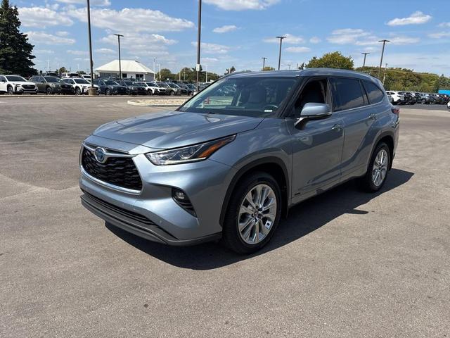 Photo of 2022 Gray Toyota Highlander Hybrid