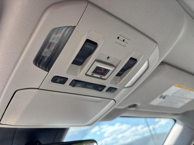 Photo of 2022 Gray Toyota Highlander Hybrid