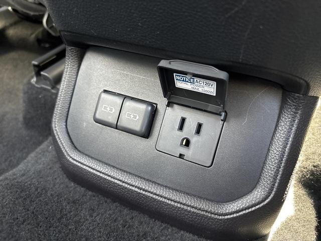 Photo of 2022 Gray Toyota Highlander Hybrid