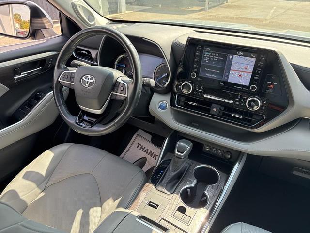 Photo of 2022 Gray Toyota Highlander Hybrid
