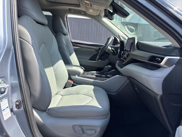 Photo of 2022 Gray Toyota Highlander Hybrid