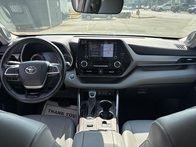 Photo of 2022 Gray Toyota Highlander Hybrid
