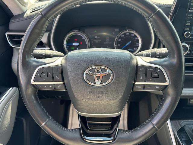 Photo of 2022 Gray Toyota Highlander Hybrid