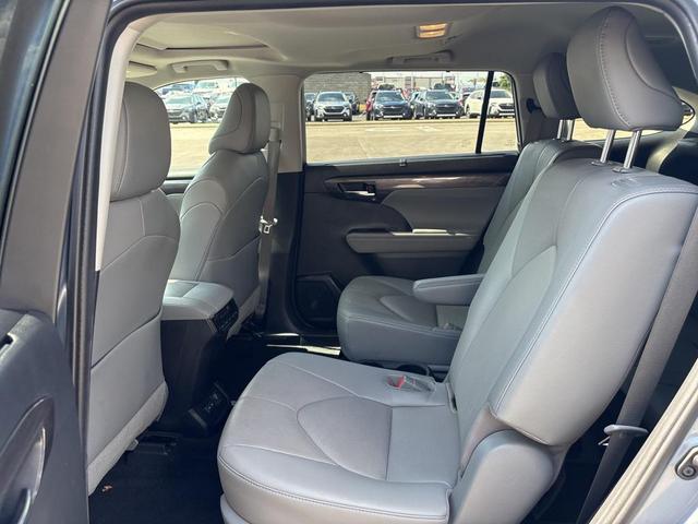 Photo of 2022 Gray Toyota Highlander Hybrid