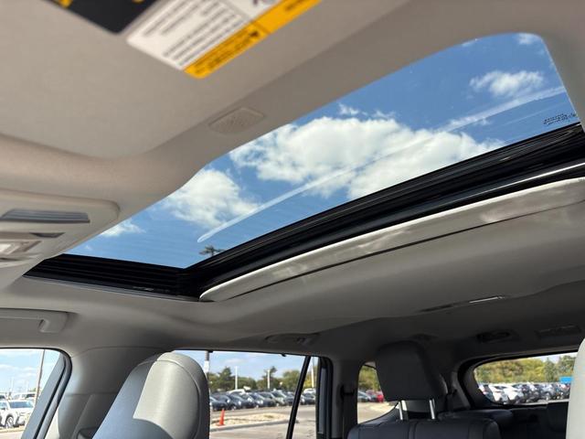 Photo of 2022 Gray Toyota Highlander Hybrid