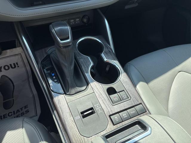 Photo of 2022 Gray Toyota Highlander Hybrid