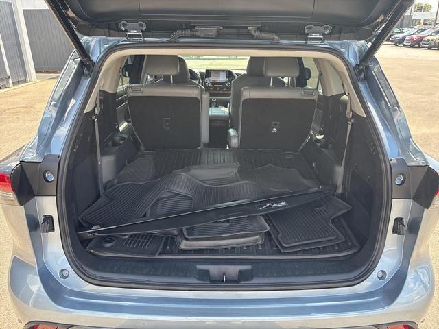 Photo of 2022 Gray Toyota Highlander Hybrid