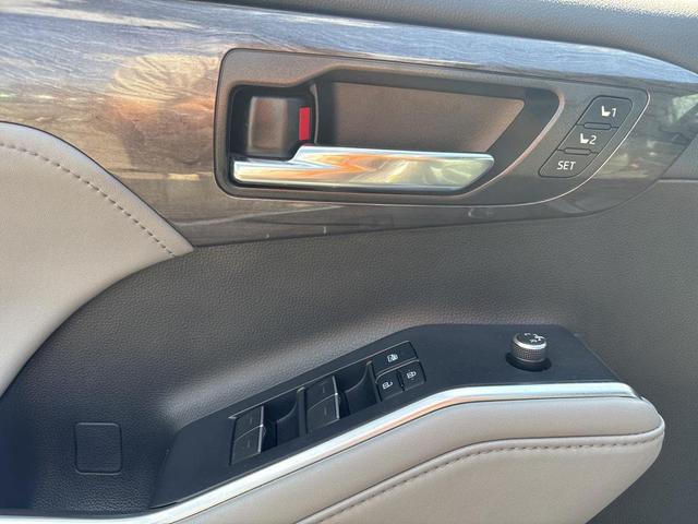 Photo of 2022 Gray Toyota Highlander Hybrid