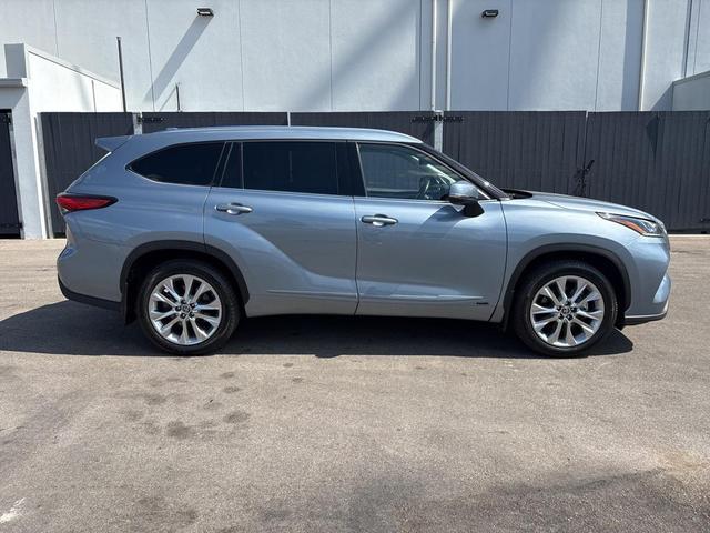 Photo of 2022 Gray Toyota Highlander Hybrid