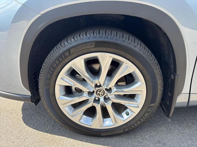 Photo of 2022 Gray Toyota Highlander Hybrid