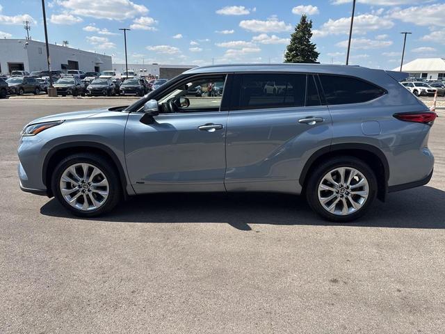 Photo of 2022 Gray Toyota Highlander Hybrid