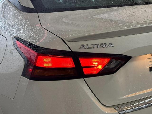 Photo of 2022 White Nissan Altima
