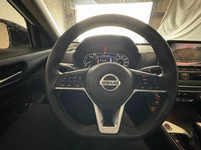 Photo of 2022 White Nissan Altima