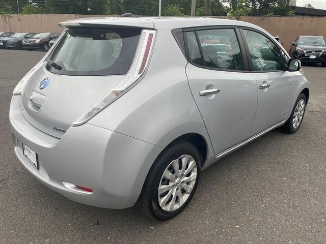 Photo of 2017 Brilliant Silver Nissan Leaf