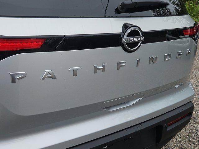 Photo of 2025 Brilliant Silver Metallic Nissan Pathfinder