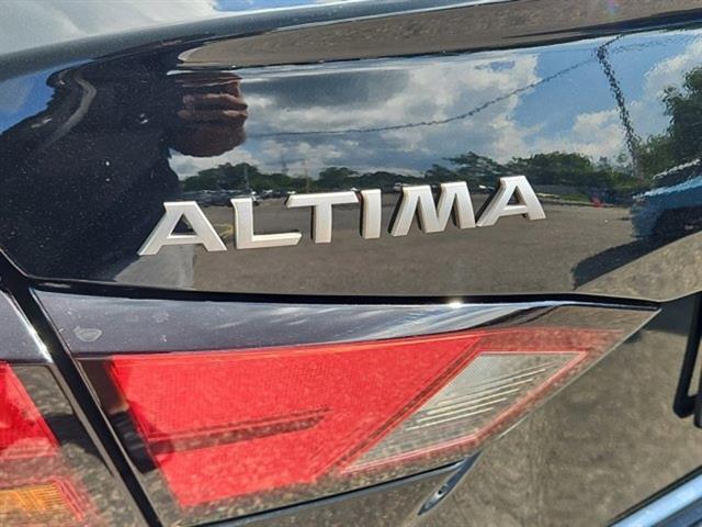 Photo of 2023 Black Nissan Altima