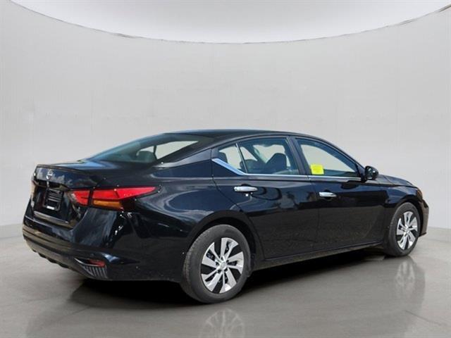 Photo of 2023 Black Nissan Altima