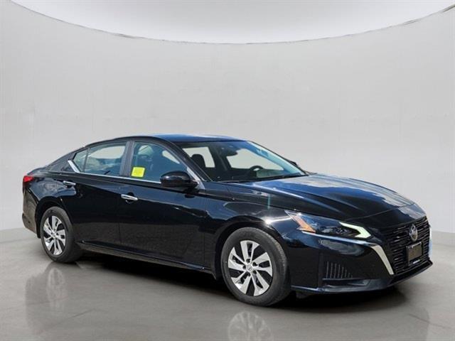 Photo of 2023 Black Nissan Altima
