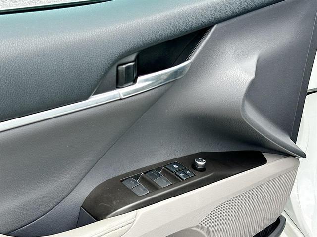 Photo of 2021 Pearl Toyota Camry