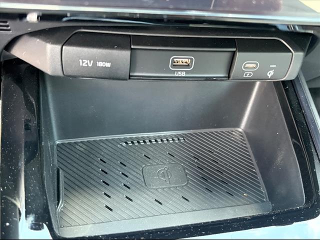 Photo of 2025 Cityscape Green Kia Niro