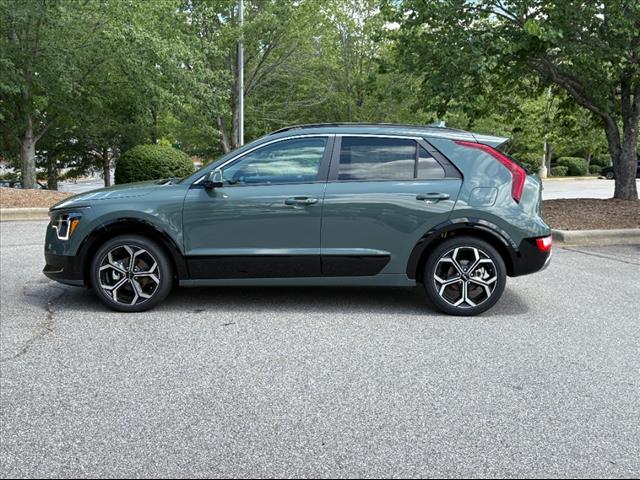 Photo of 2025 Cityscape Green Kia Niro