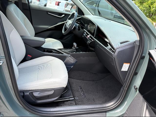 Photo of 2025 Cityscape Green Kia Niro