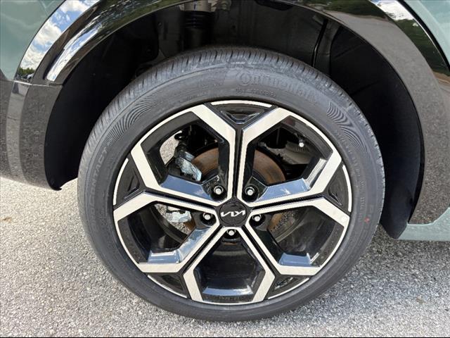 Photo of 2025 Cityscape Green Kia Niro