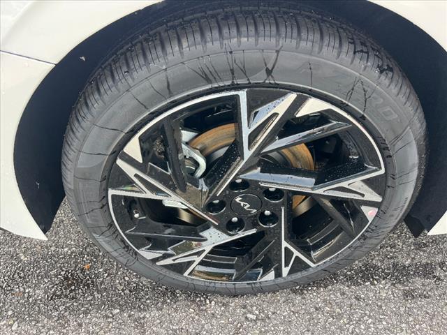 Photo of 2025 Snow White Pearl Kia K5