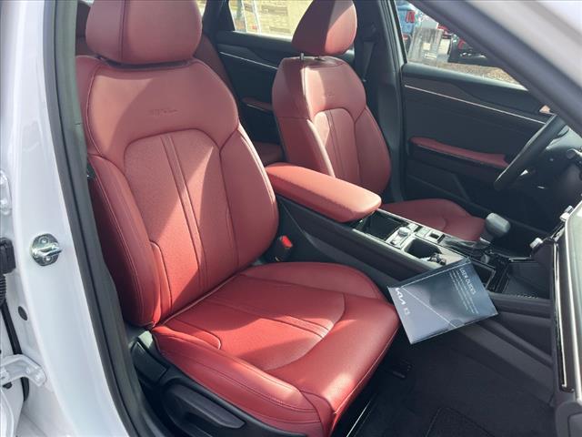 Photo of 2025 Snow White Pearl Kia K5