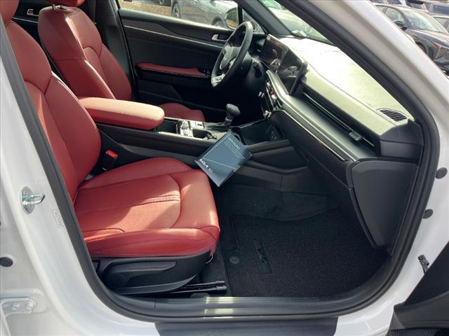Photo of 2025 Snow White Pearl Kia K5