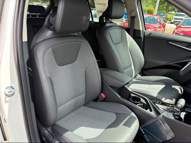 Photo of 2025 Snow White Pearl Kia Niro
