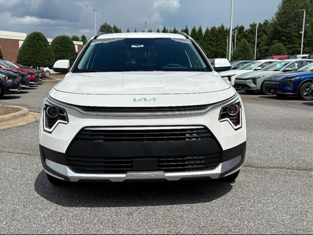 Photo of 2025 Snow White Pearl Kia Niro