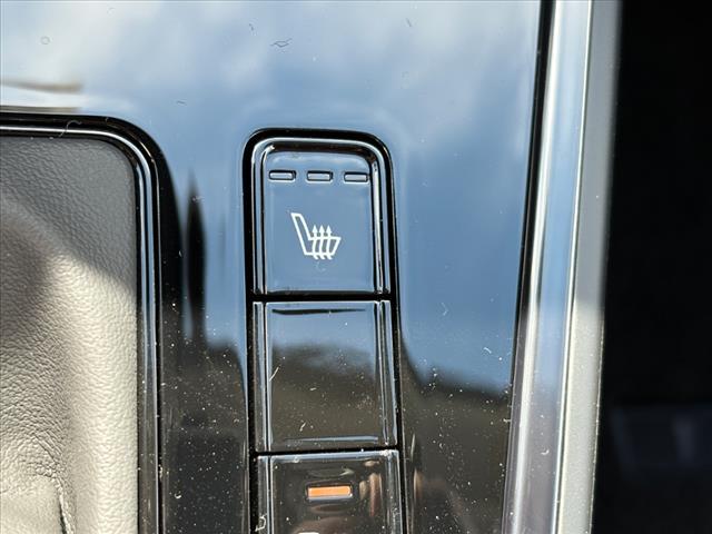 Photo of 2025 Snow White Pearl Kia Niro