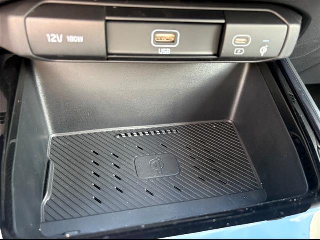 Photo of 2025 Snow White Pearl Kia Niro