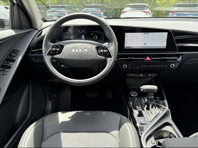 Photo of 2025 Snow White Pearl Kia Niro