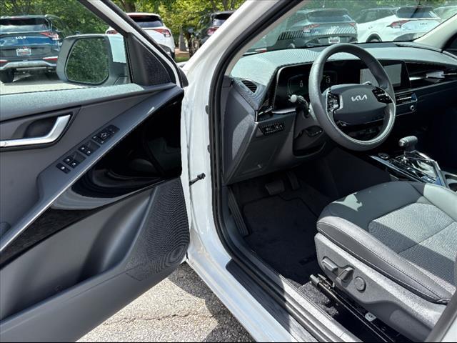 Photo of 2025 Snow White Pearl Kia Niro