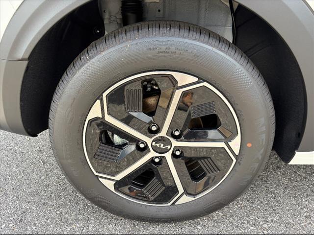 Photo of 2025 Snow White Pearl Kia Niro