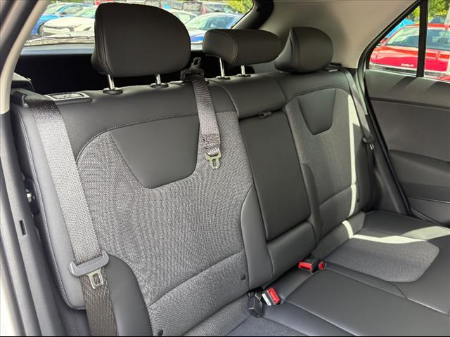 Photo of 2025 Snow White Pearl Kia Niro