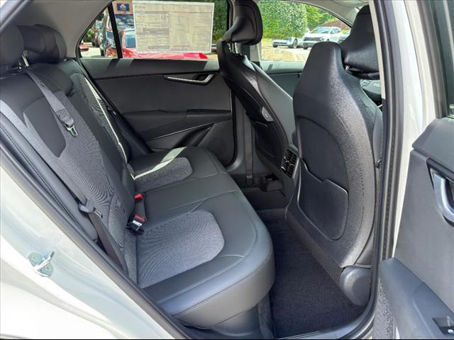 Photo of 2025 Snow White Pearl Kia Niro