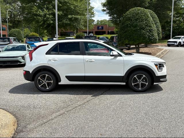 Photo of 2025 Snow White Pearl Kia Niro
