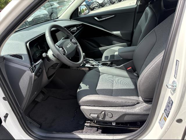 Photo of 2025 Snow White Pearl Kia Niro
