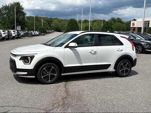 Photo of 2025 Snow White Pearl Kia Niro