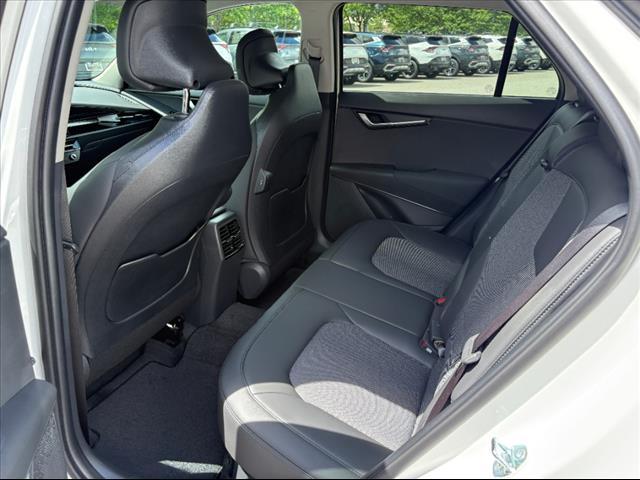 Photo of 2025 Snow White Pearl Kia Niro
