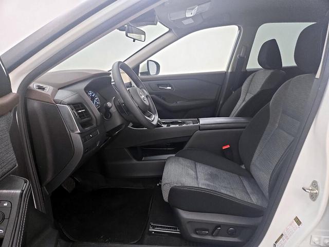 Photo of 2023 White Nissan Rogue
