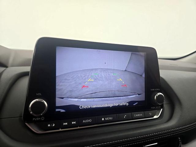 Photo of 2023 White Nissan Rogue