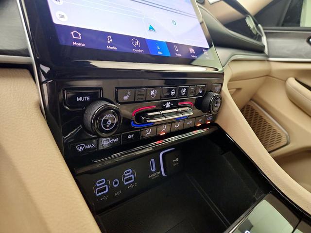 Photo of 2022 White Jeep Grand Cherokee L