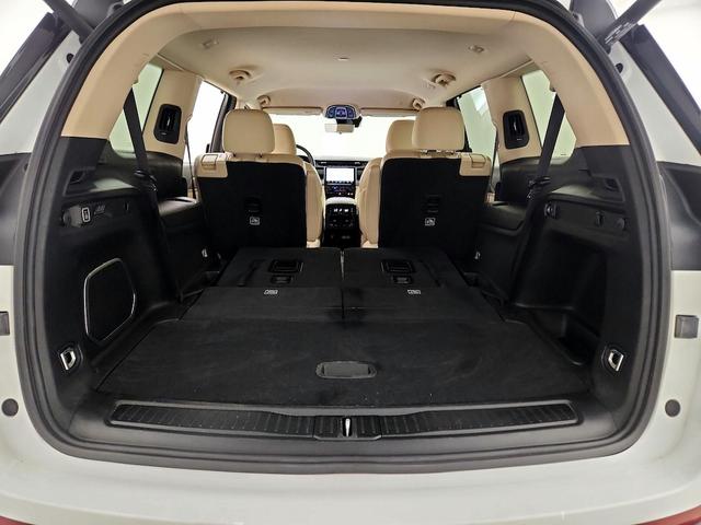 Photo of 2022 White Jeep Grand Cherokee L