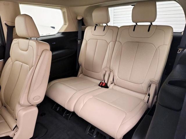 Photo of 2022 White Jeep Grand Cherokee L