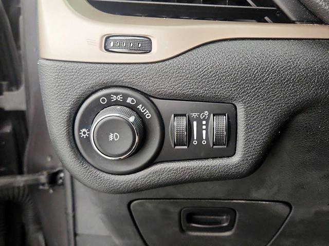 Photo of 2014 Gray Jeep Cherokee