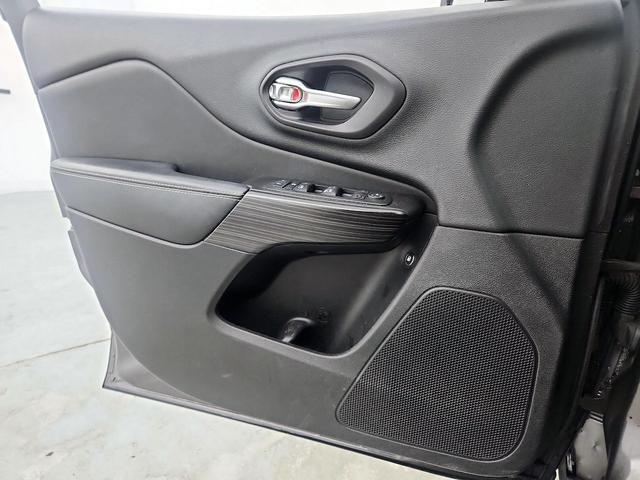 Photo of 2014 Gray Jeep Cherokee